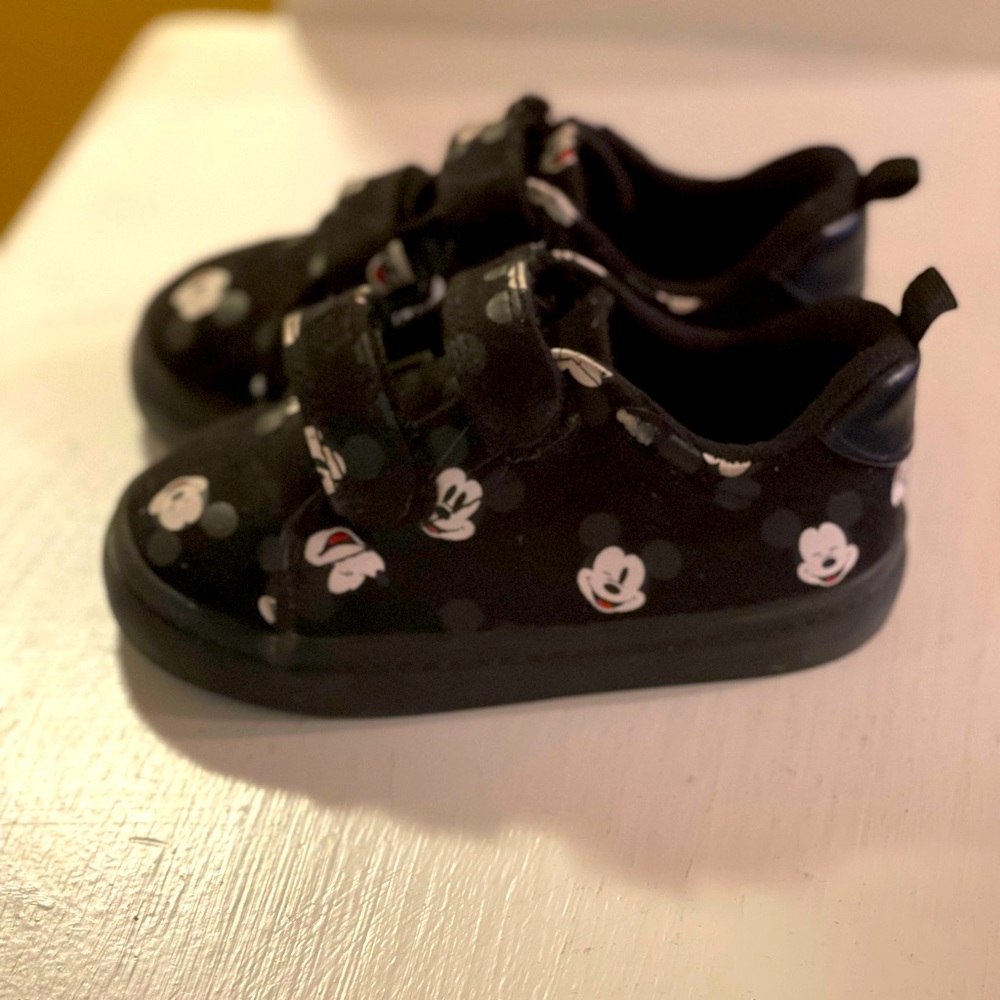 H&M Toddler Mickey Shoes Sz: 6.5